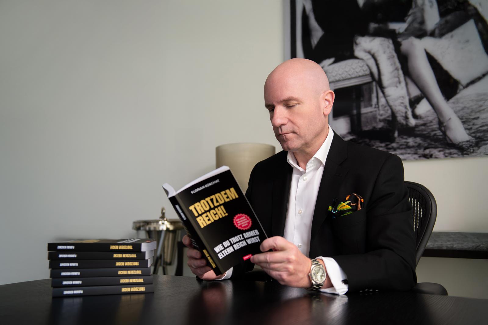Dr. Florian Koschat liest in „Trotzdem reich!“